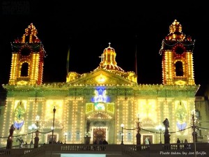 The Cospicua church all dressed up for Monday's feast. A big thanks to Joe Briffa for this lovely pic